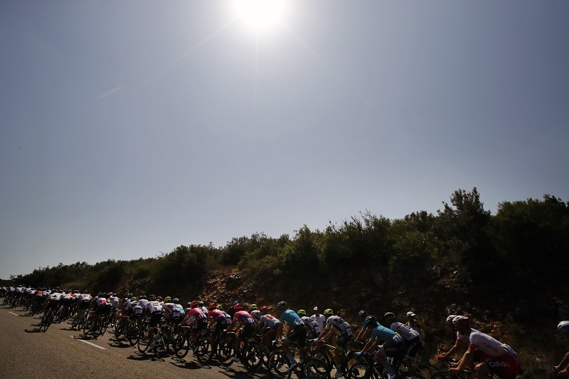 Cyklisté na Tour de France se musí potýkat i s velkými vedry během etap.