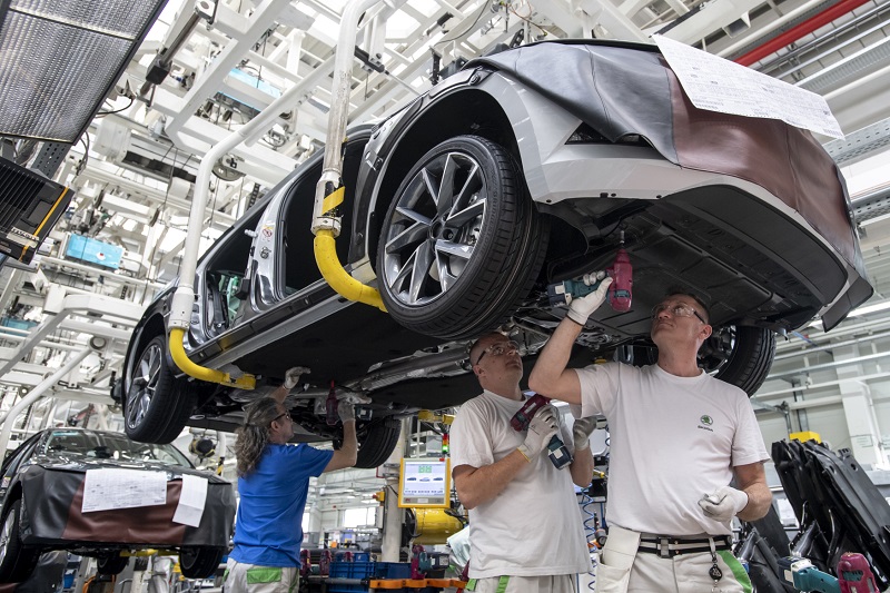 Škoda vyrábí v Česku dvě třetiny osobních aut ze všech automobilek dohromady.