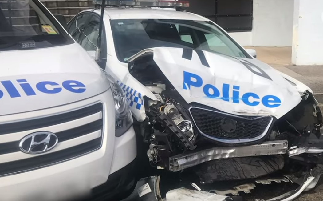 Policejní auto po nárazu dodávky převážející metamfetamin.