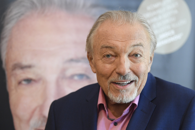 Zpěvák Karel Gott.
