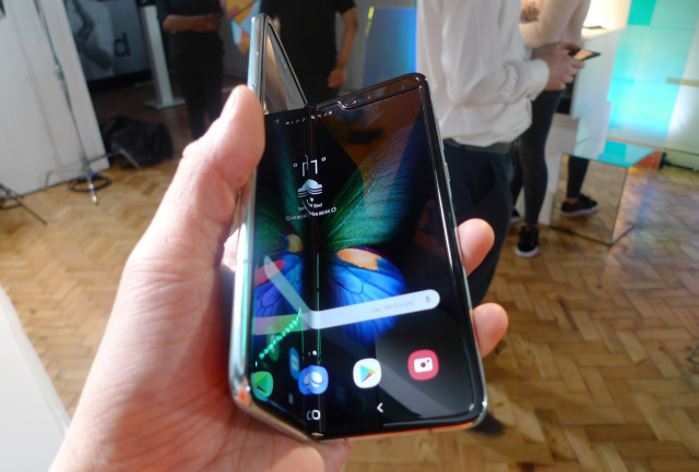 Samsung: nový ohebný telefon.