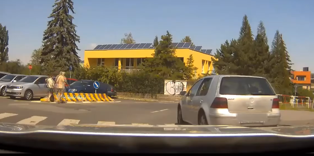 Řidič nacouval do policejního auta. 