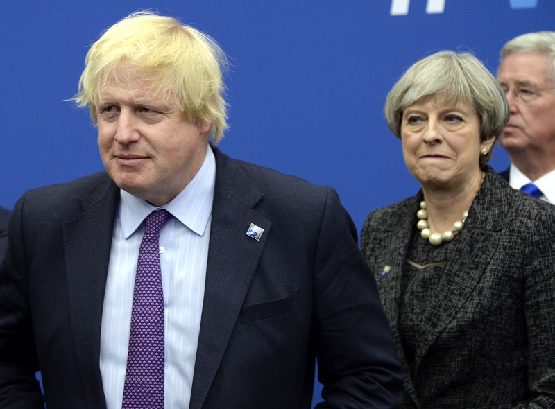 Theresa Mayová si nechala ujít úvodní projev svého nástupce Borise Johnsona (vlevo).