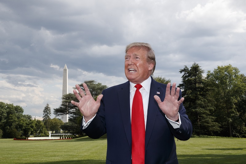 Při projevu Donalda Trumpa promítli organizátoři jiný znak s bílým orlem.
