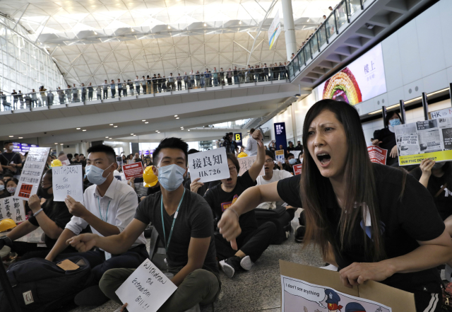 Demonstranti na hongkongském letišti.