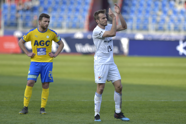 Zleva Daniel Trubač z Teplic a Nemanja Kuzmanović z Baníku Ostrava během jarního vzájemného zápasu.