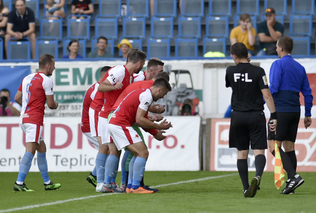 Hráči Slavie se radují z gólu v utkání proti Teplicím.