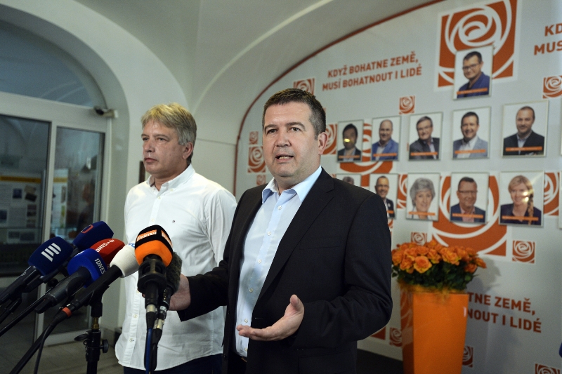 ČSSD stále sleduje situaci ohledně odvolání ministra kultury Staňka.