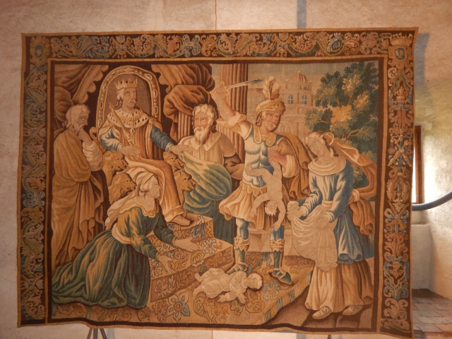 Rozměrná tapiserie o rozměrech 260 krát 340 centimetrů z roku 1700, znázorňující biblickou scénu Šalamounova soudu. Rozměrná tapiserie o rozměrech 260 krát 340 centimetrů z roku 1700, znázorňující biblickou scénu Šalamounova soudu.