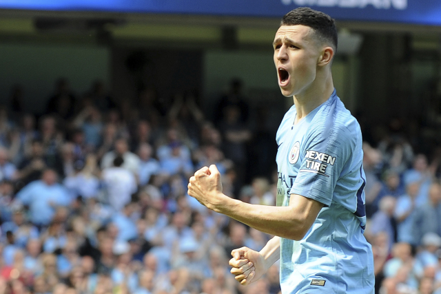 Fotbalista Phil Foden z Manchesteru City slaví gól do sítě Tottenhamu.