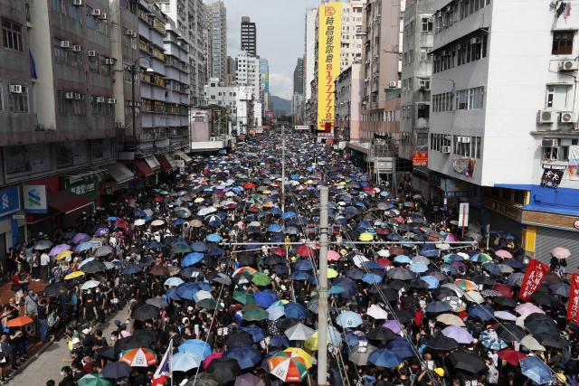 Tisíce lidí zaplnily ulice Hongkongu.