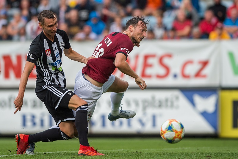 Českobudějovický Pavel Novák a Libor Kozák ze Sparty v souboji o míč.