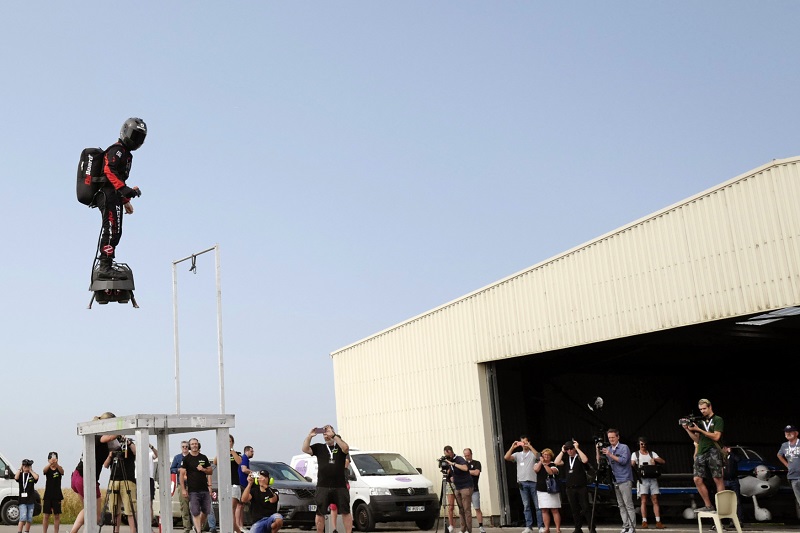 Franky Zapata se chce znovu pokusit přeletět kanál La Manche na flyboardu.