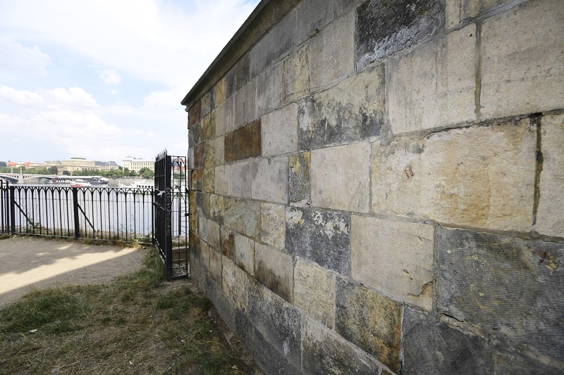 Graffiti z Karlova mostu v noci na neděli neočekávaně zmizely.