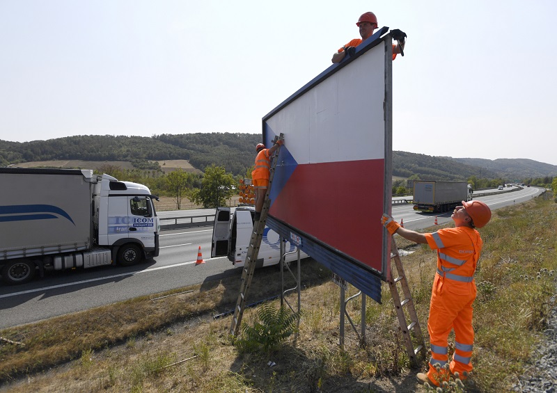 Z českých dálnic by mělo zmizet okolo dvou stovek billboardů.
