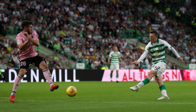 Hráč Celticu Callum McGregor střílí proti Nomme Kalju.