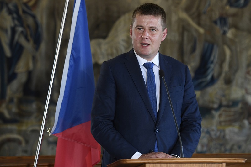 Ministr zahraničí Tomáš Petříček se hradil vůči kritice vlastních podřízených.