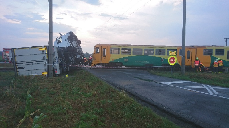Srážka kamionu s vlakem na několik hodin ochromila dopravu. Deset lidí bylo zraněno.