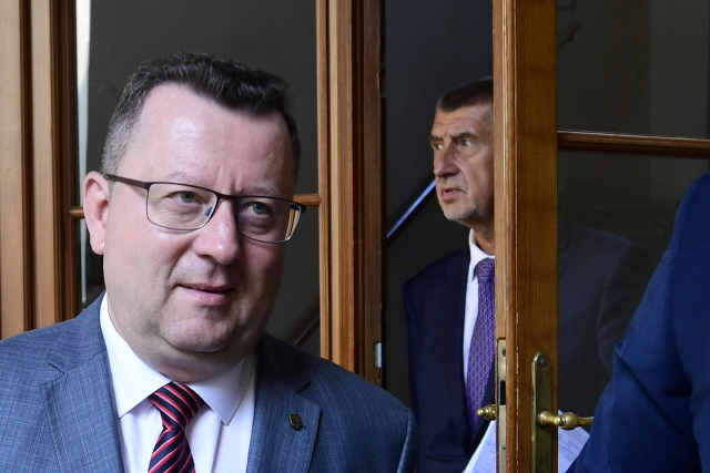 Premiér Andrej Babiš (vpravo) a končící ministr kultury Antonín Staněk vystoupili 31. července 2019 na tiskové konferenci v Praze.