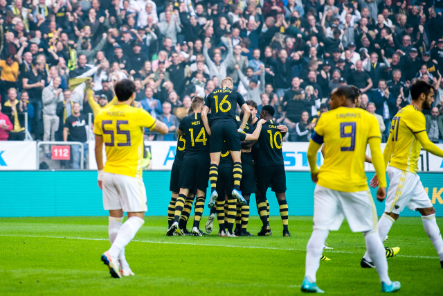 Per Karlsson se spoluhráči z AIK Stockholm slaví gól do sítě Mariboru.