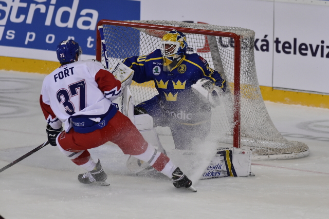 Tomáš Fořt z ČR před švédským brankářem Henrikem Lundqvistem během Euro Hockey Tour. Tomáš Fořt z ČR před švédským brankářem Henrikem Lundqvistem během Euro Hockey Tour.