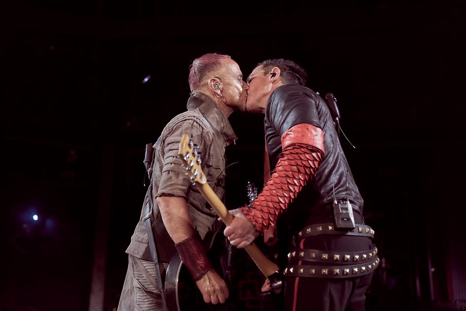 Kapela Rammstein v Moskvě protestovala polibkem proti homofobii.