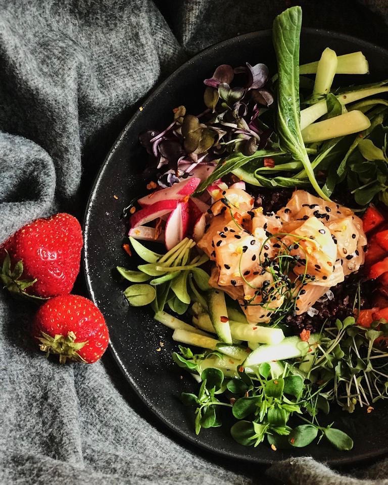 Lososový poke bowl.