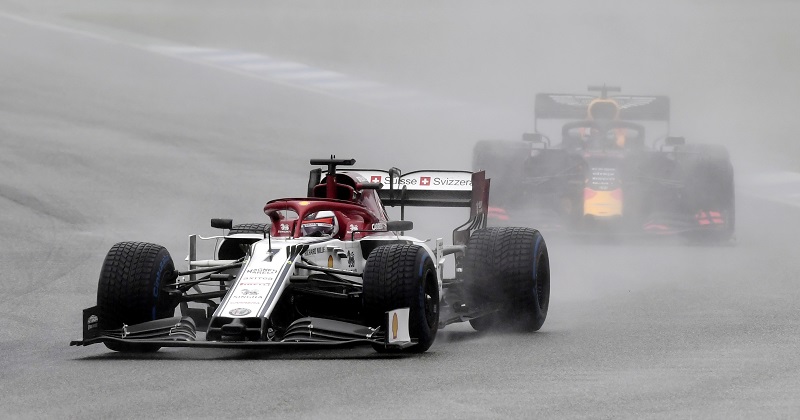 Kimi Räikkönen (v popředí) dostal třicetisekundovou penalizaci za nepovolené použití spojky.