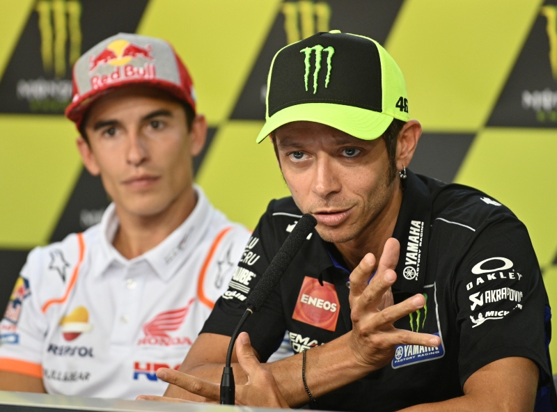 Motocyklový závodník Valentino Rossi (vpravo).