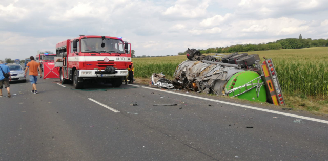 Fatální následky nehody. Tři lidé zemřeli, dítě bojuje o život. 