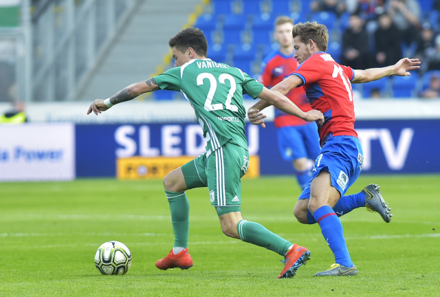 Zleva Antonín Vaníček z Bohemians a Patrik Hrošovský z Plzně během jarního vzájemného duelu.