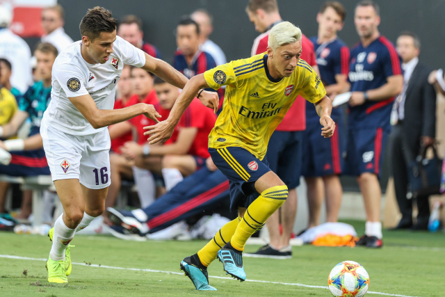 David Hancko (vlevo) nahání v přátelském utkání Mesuta Özila z Arsenalu.