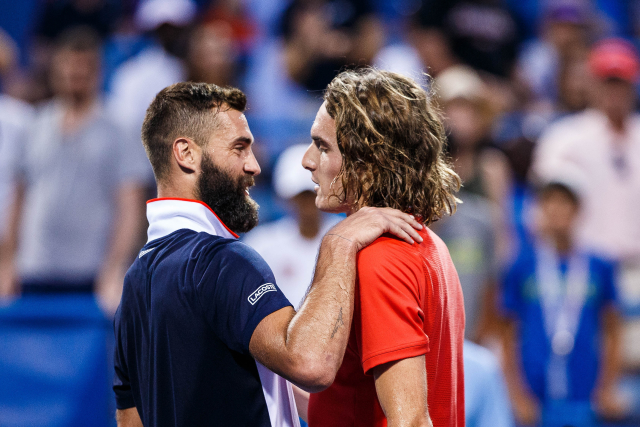 Benoit Paire (vlevo) a Stefanos Tsitsipas si vyměňují několik slov po zápase.