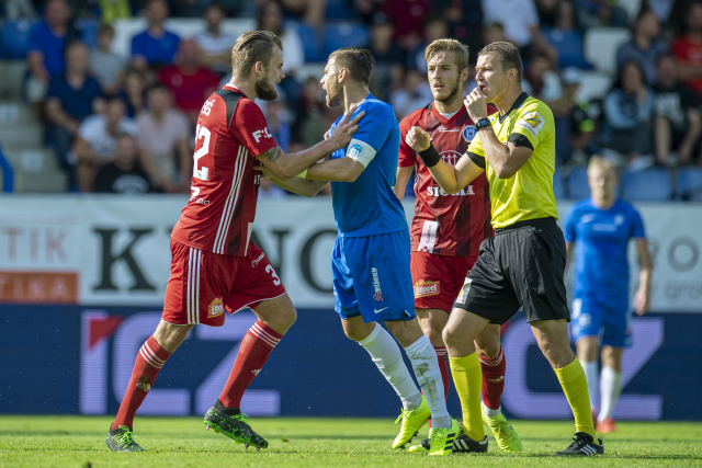 Roztržka v zápase Liberec - Olomouc, do které se zapojili domácí Breitte a hostující Beneš. 