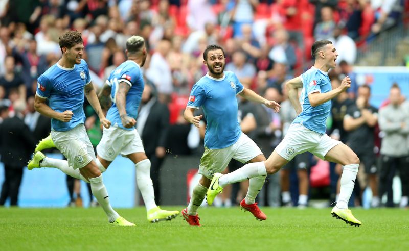 Fotbalisté Manchesteru City se radují ze zisku Superpoháru.