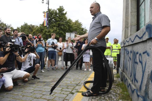 Miloslav Černý (vpravo) předvedl 5. srpna 2019 u objektu limnigrafu Na Františku v Praze nové techniky odstraňování graffiti.