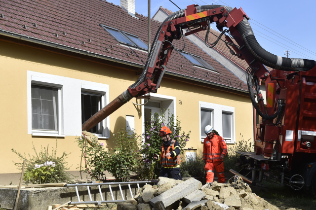 Hasiči a záchranáři 5. srpna 2019 ve Velkých Pavlovicích na Břeclavsku pokračovali ve vyprošťování šestadvacetiletého muže, kterého zasypala zemina ve studni v hloubce asi deset metrů.