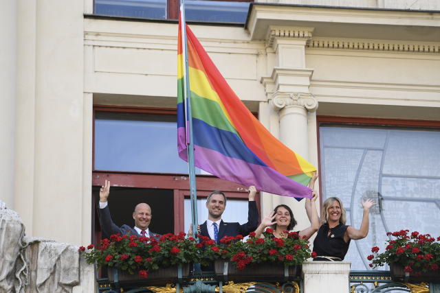Zleva náměstek primátora Petr Hlubuček (STAN), primátor Zdeněk Hřib (Piráti), ředitelka festivalu Prague Pride Hana Kulhánková a radní Hana Třeštíková (Praha Sobě).