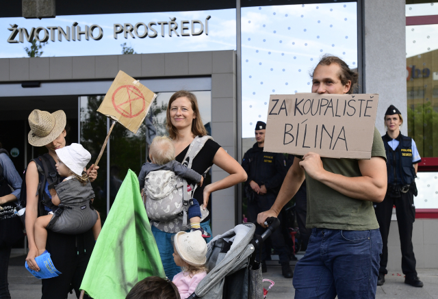 Zhruba dvě desítky lidí protestují 6. srpna 2019 před budovou ministerstva životního prostředí v pražských Vršovicích.