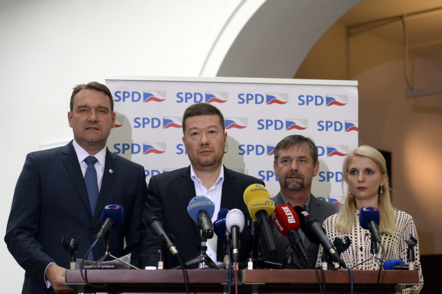 Zleva předseda poslaneckého klubu SPD Radim Fiala, předseda Tomio Okamura a poslanci Radek Koten a Lucie Šafránková.