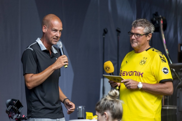 Norbert Dickel (vpravo) při rozhovoru se šéfem klubu Carstenem Cramerem.