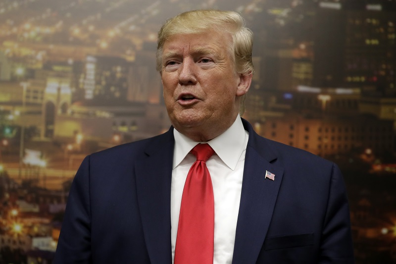 Donald Trump navštívil dvě města, kde o víkendu střelci zabili celkem 31 lidí.