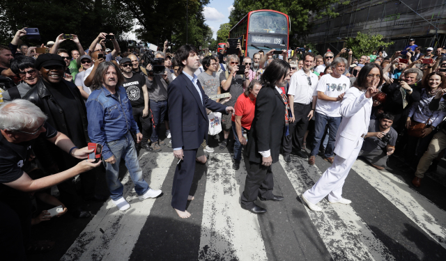 Fanoušci Beatles na přechodu v ulici Abbey Road. 