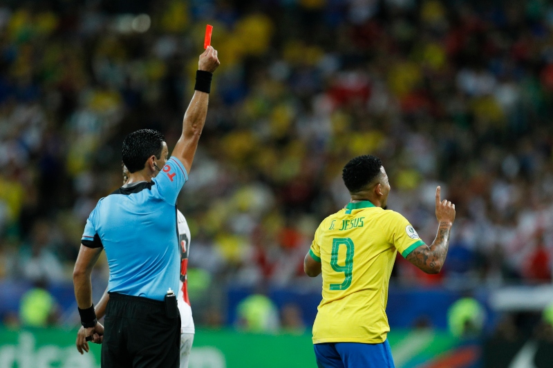 Brazilec Gabriel Jesus dostává červenou kartu.