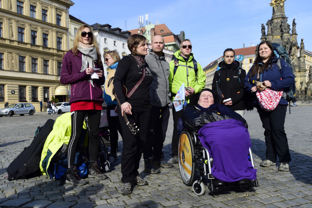 Vozíčkář Milan Langer se skupinou přátel se 21. března 2019 v Olomouci rozloučili před startem své pouti do španělského Santiaga de Compostela.