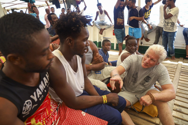 Loď se 121 africkými migranty u Lampedusy navštívil herec Gere.