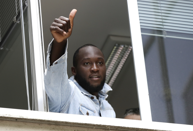 Útočník Romelu Lukaku zdraví fanoušky Interu Milán poté, co přestoupil z Manchesteru United.