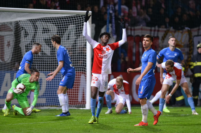 Peter Olayinka ze Slavie (v červenobílém) při zápase v Liberci.
