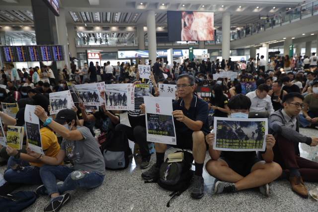 Protest na letišti v Hongkongu.