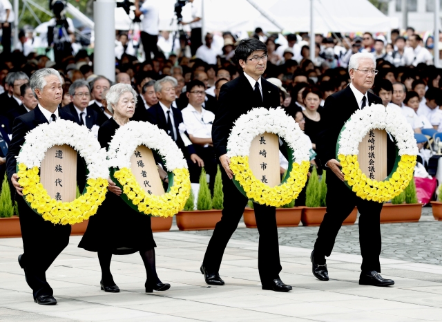 Starosta Nagasaki Tomihisa Taue (druhý zprava) při pátečním pietním ceremoniálu u příležitosti 74. výročí shození jaderné bomby na Nagasaki.